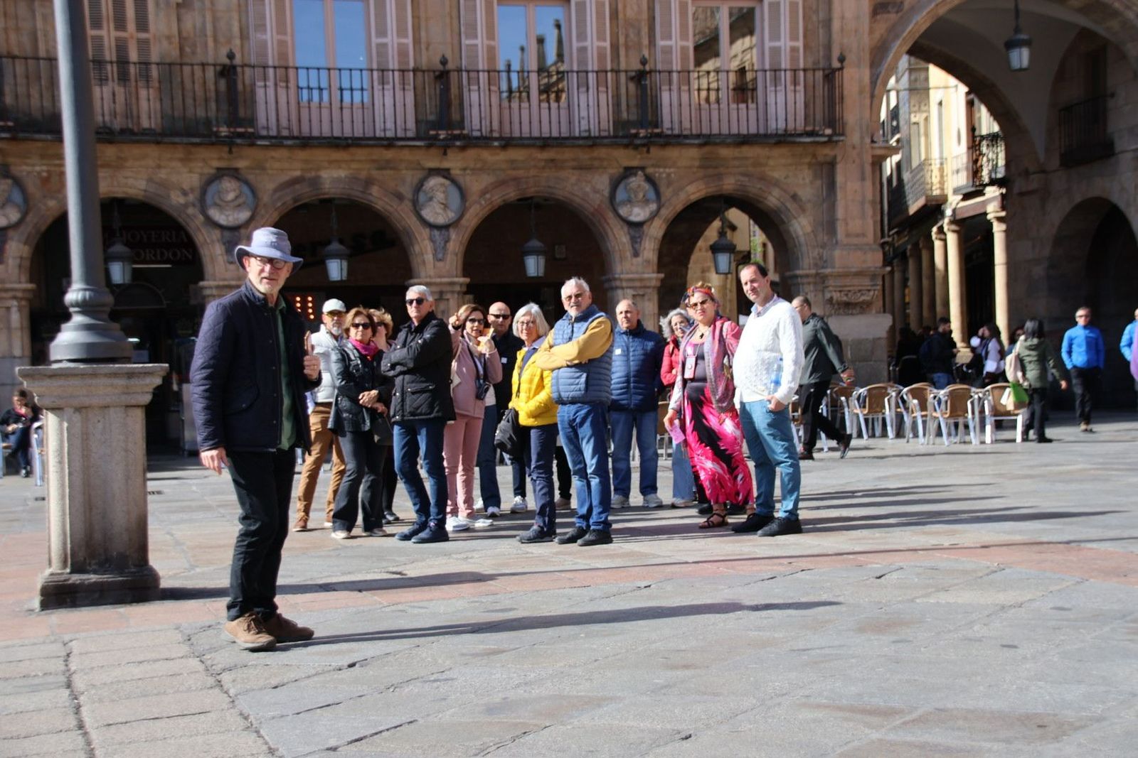 Turistas paseando por el centro de Salamanca