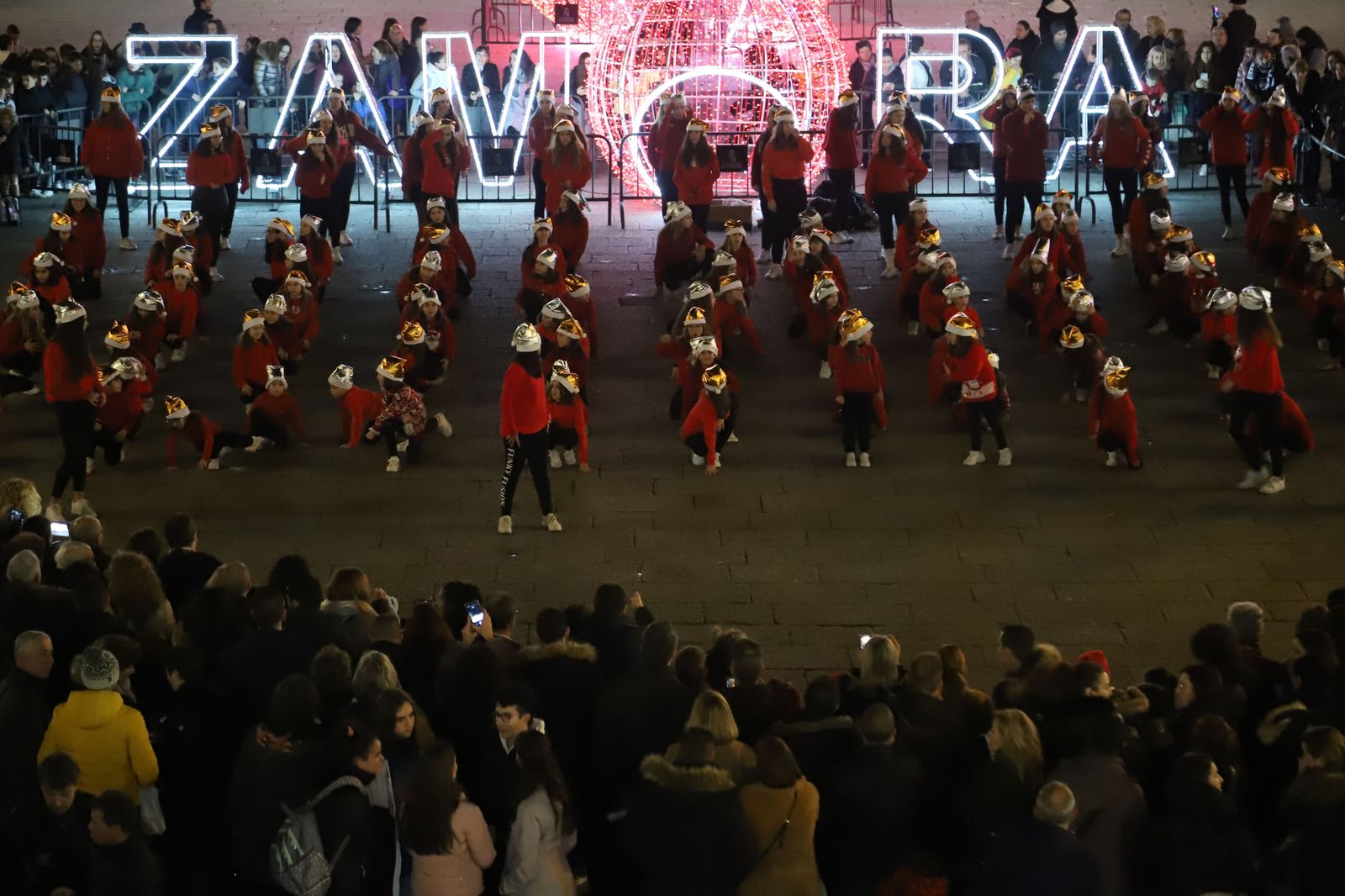 un-espectacular-flashmob-en-la-plaza-mayor-para-felicitar-la-navidad-a-los-zamoranos-6
