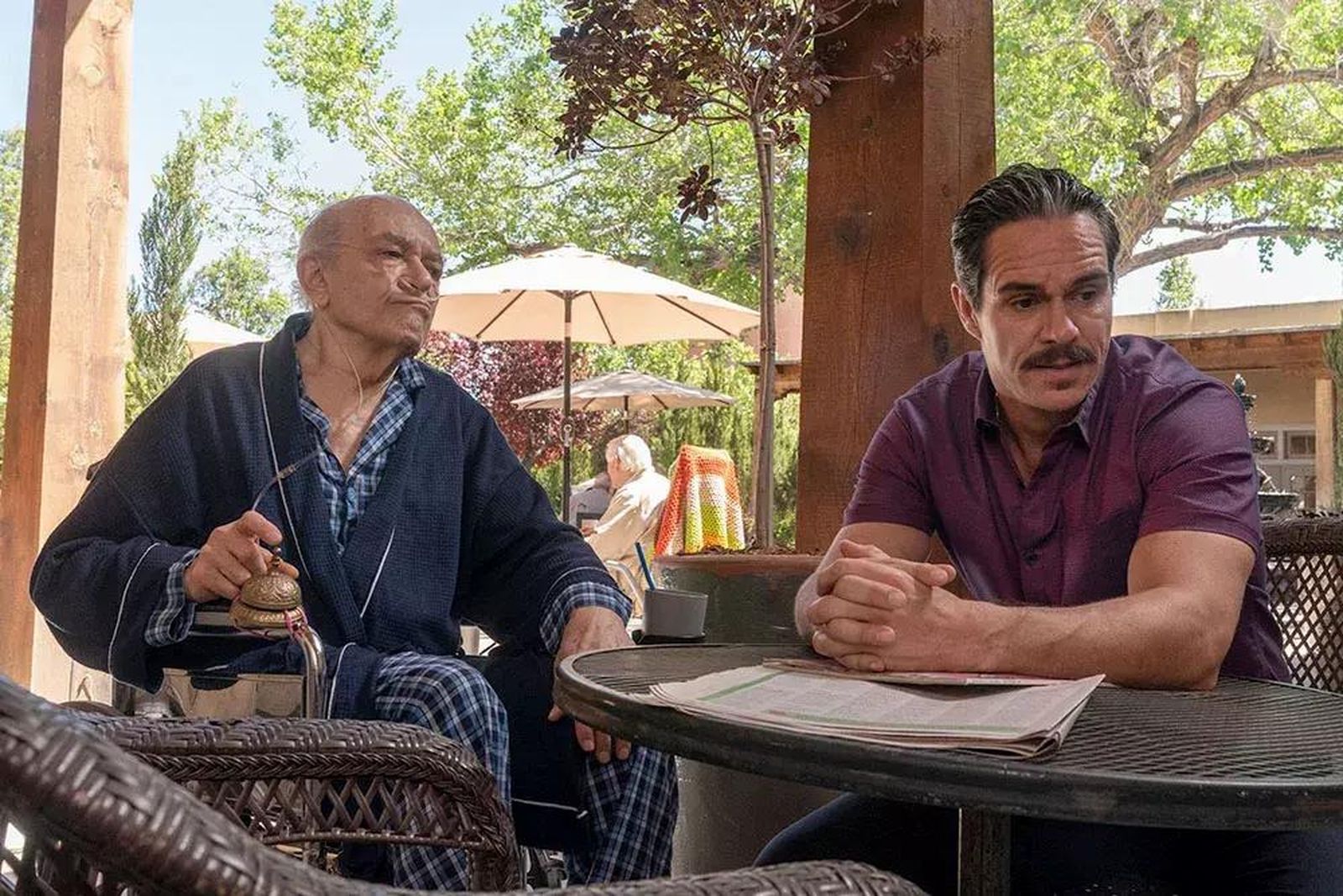 Mark Margolis como Héctor Salamanca (izquierda) en la serie 'Better Call Saul'