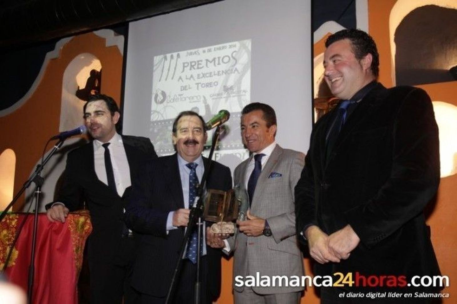 El Fundi recibe el premio a la excelencia del toreo El Fundi recibe el premio a la excelencia del toreo
