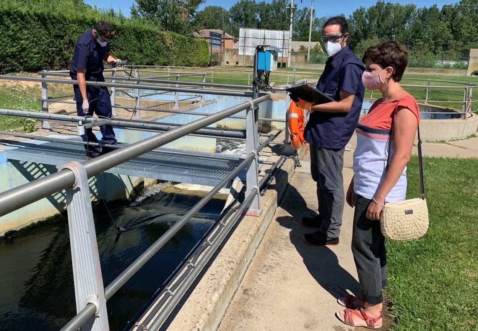 La concejal y presidenta de Aquavall, María Sánchez, en la EDAR.