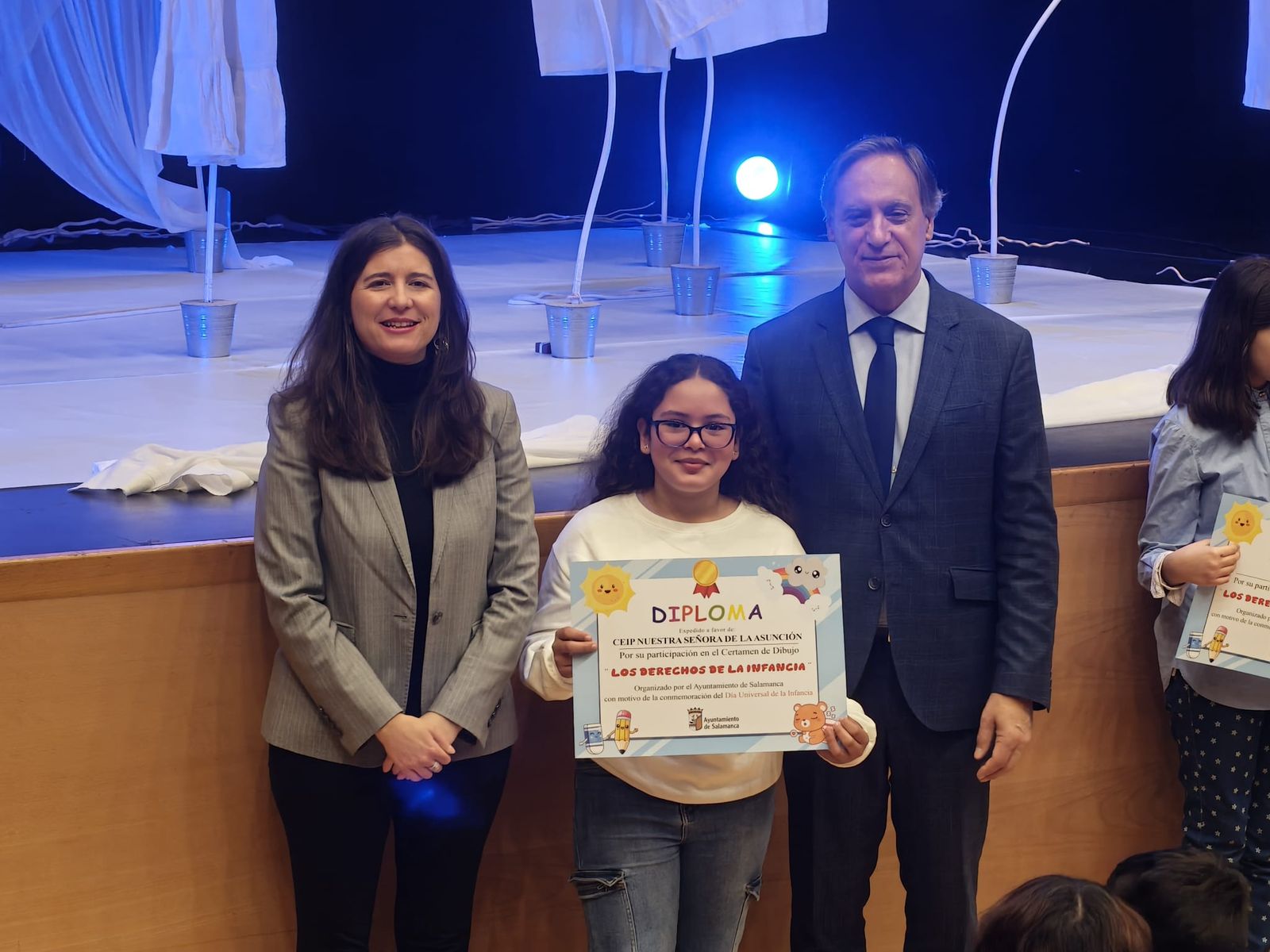 Los niños del concurso de dibujo de reciben sus diplomas premiados de las manos del alcalde por el Día Internacional de los Derechos de la Infancia