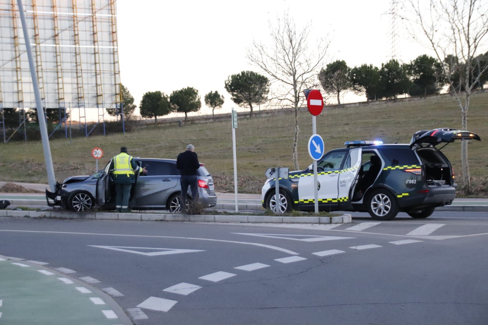 un-coche-se-empotra-contra-una-farola-en-villamayor-4