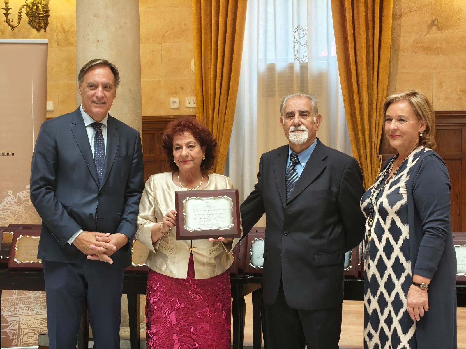 El alcalde de Salamanca, Carlos García Carbayo, participa en el homenaje a los matrimonios que celebran sus bodas de oro este año