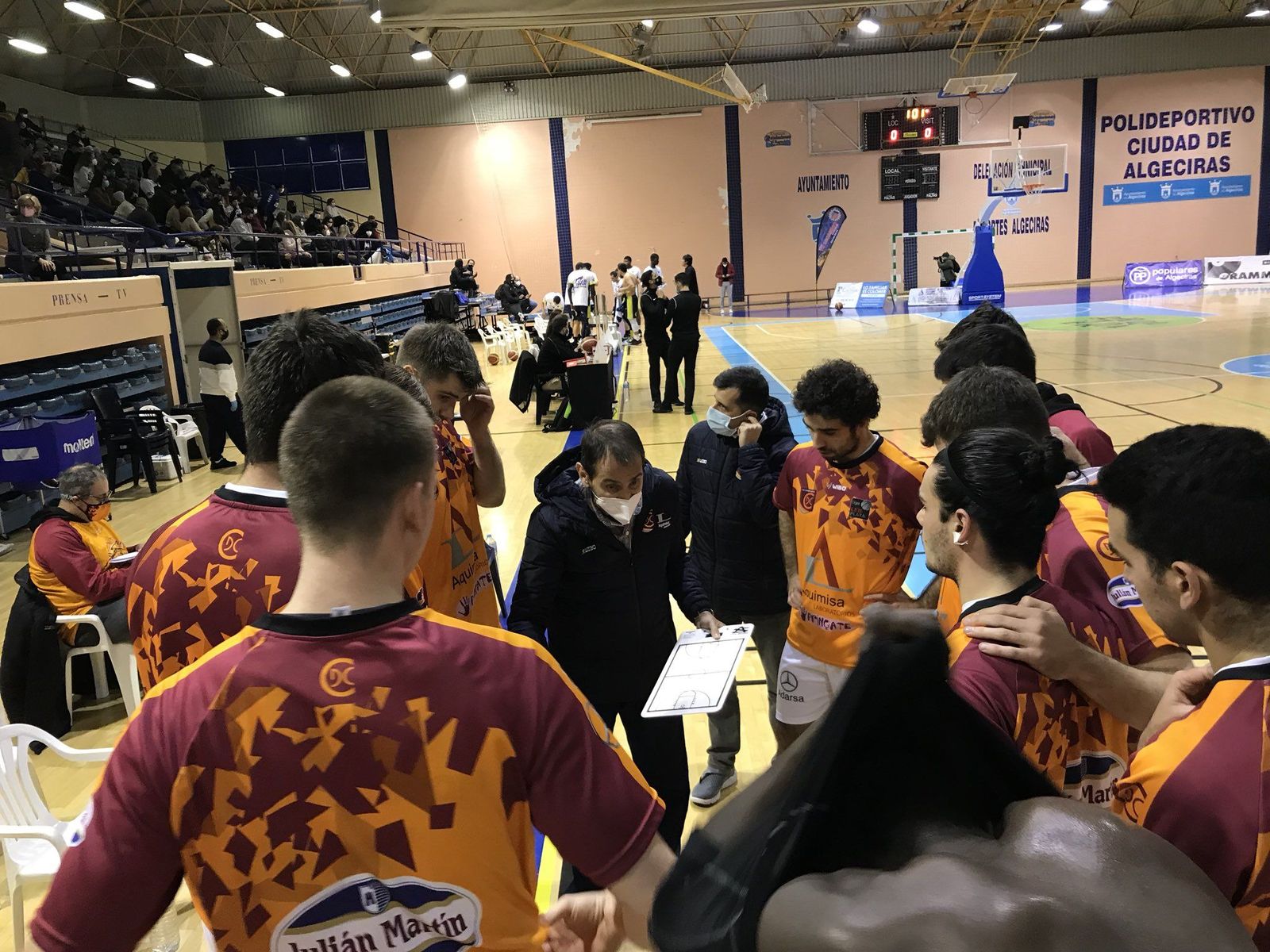 Jesús Gutiérrez da instrucciones a los suyos | Foto: Twitter Aquimisa Basket