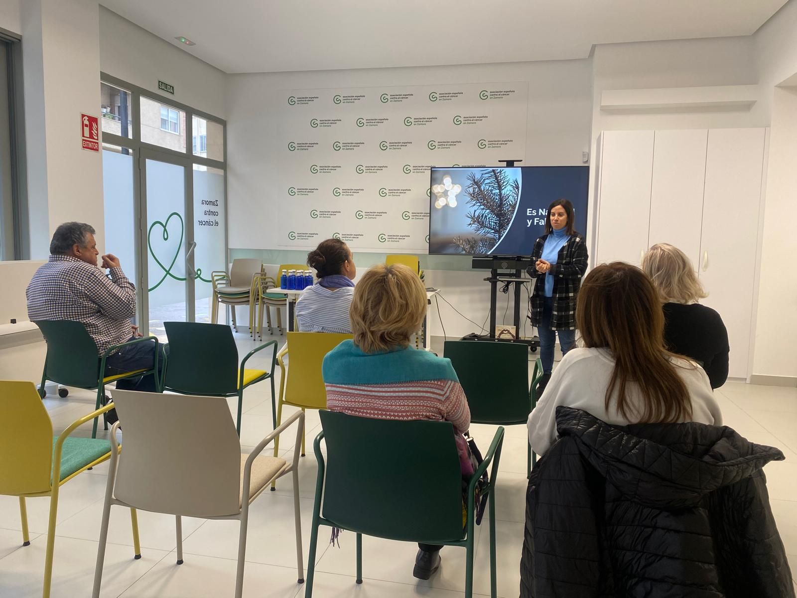 El taller 'Es Navidad y en casa hay una silla vacía' en la sede de AECC Zamora