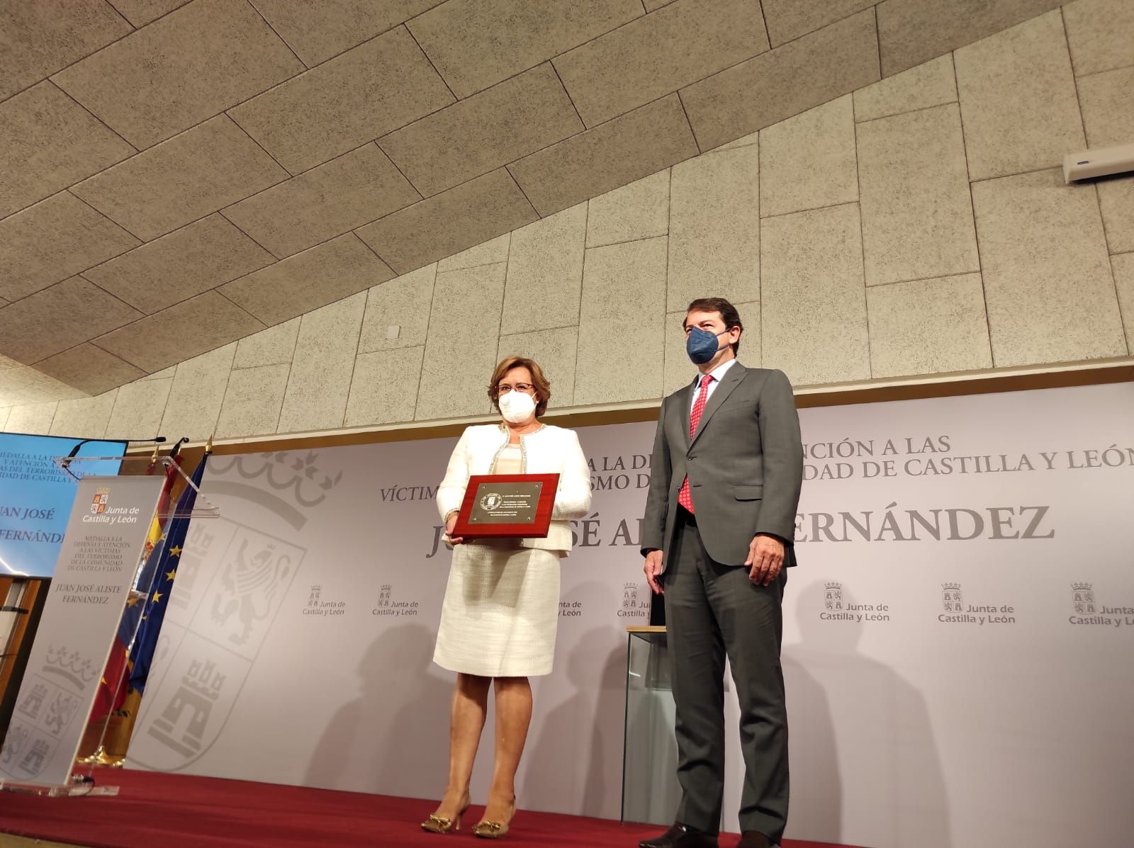 Alfonso Fernández Mañueco entrega a Consuelo Blanco, esposa del fallecido comandante Aliste, la Medalla a la Defensa y Atención a las Víctimas del Terrorismo de Castilla y León. Foto SALAMANCA24HORAS.