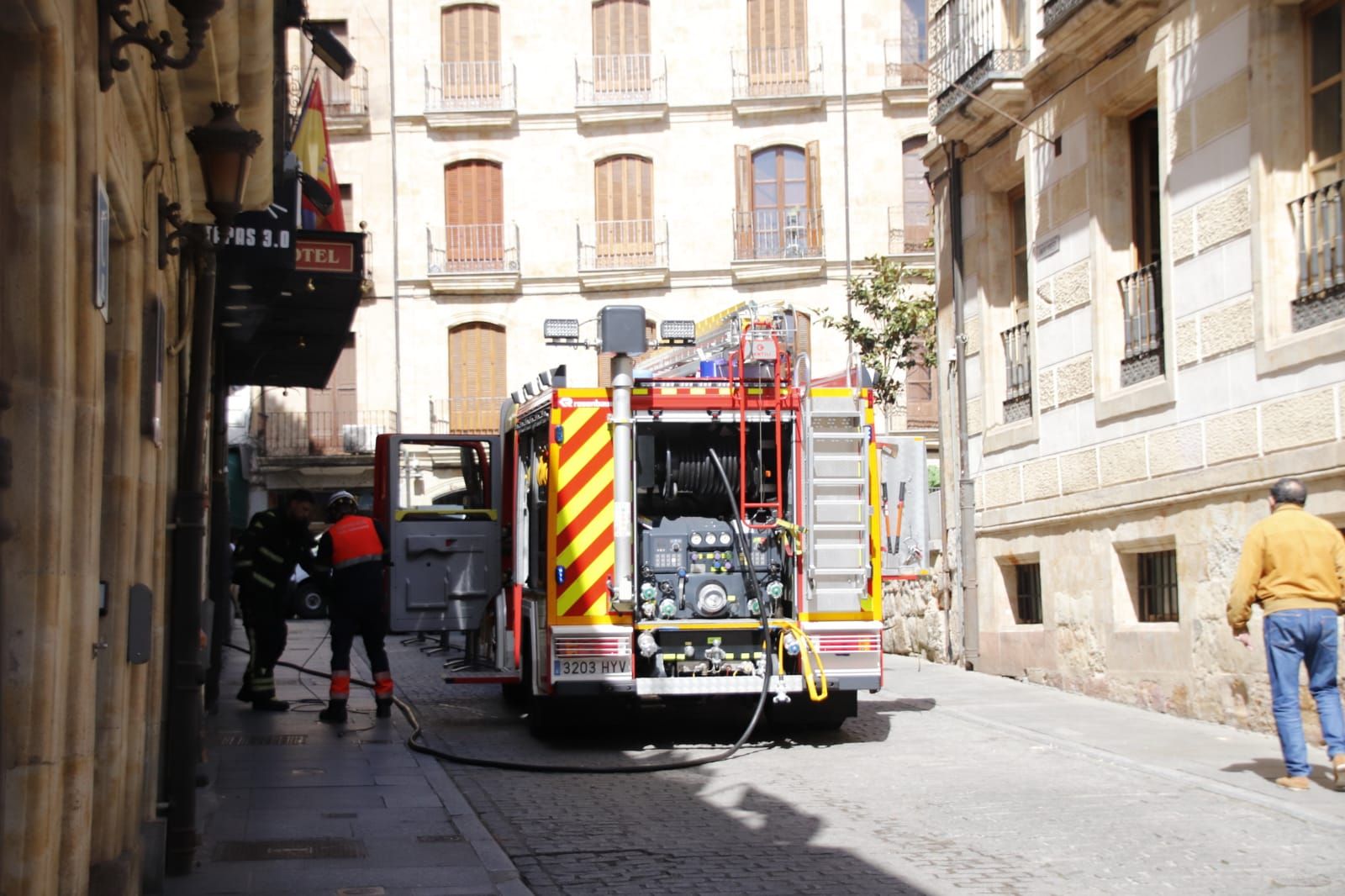 Momento en el que los bomberos sofocan un incendio declarado en un restaurante de la calle Sánchez Barbero durante la mañana de este domingo | Salamanca 24 Horas