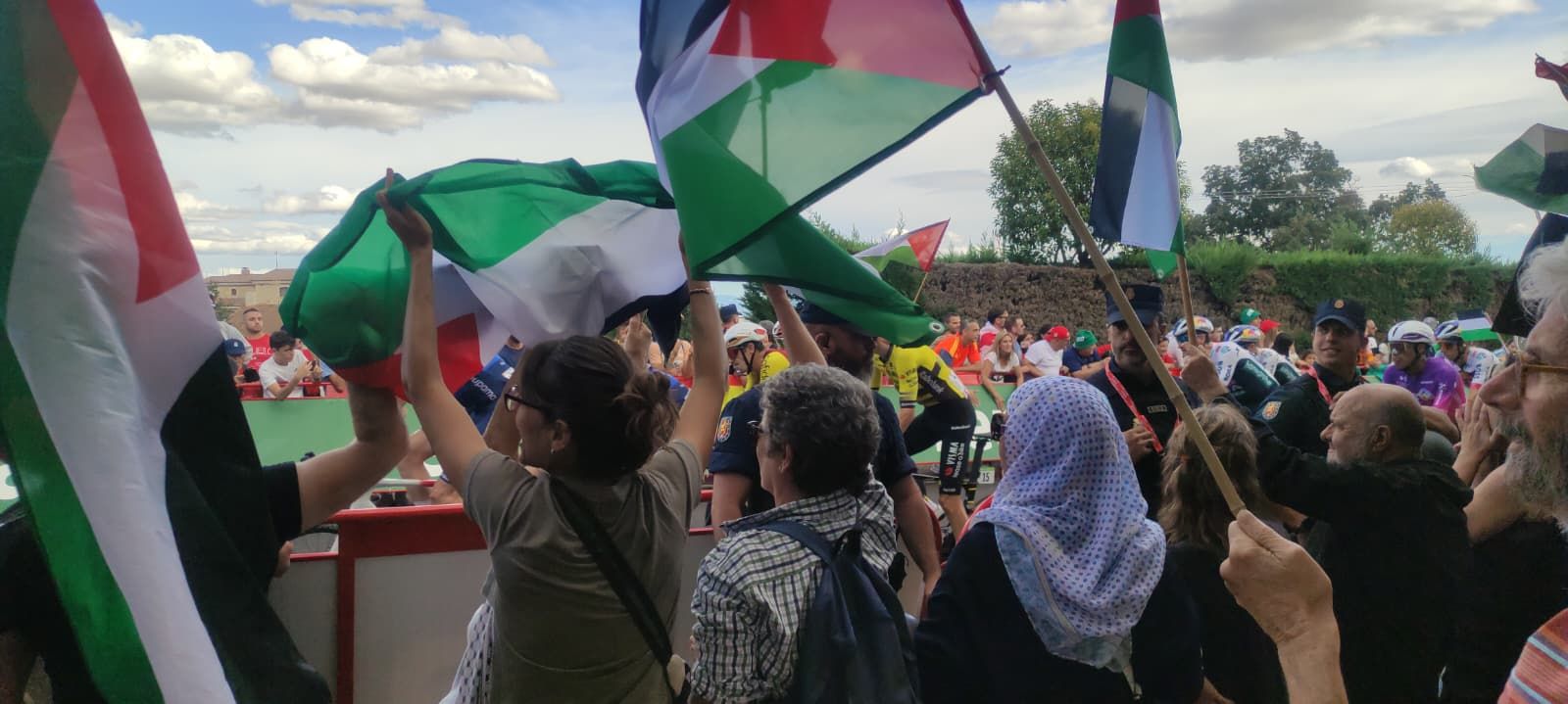 Protestas por Palestina al paso de la Vuelta Ciclista a España por Salamanca