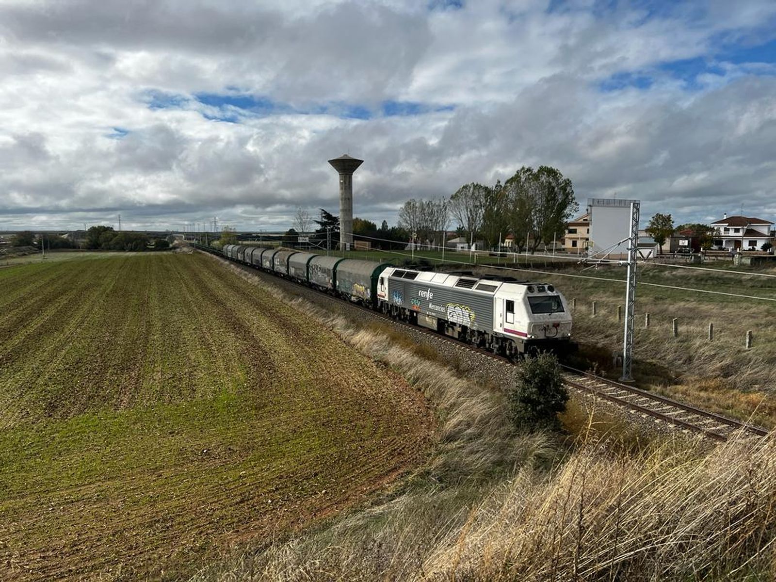Electrificación de la vía del tren hasta Portugal a su paso por Calzada de Don Diego. Foto de archivo