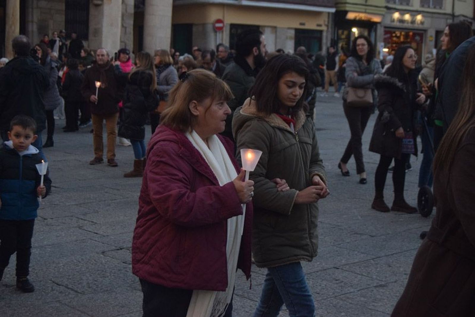 las-candelas-vuelven-a-unir-la-iglesia-de-san-juan-con-la-de-san-vicente-96