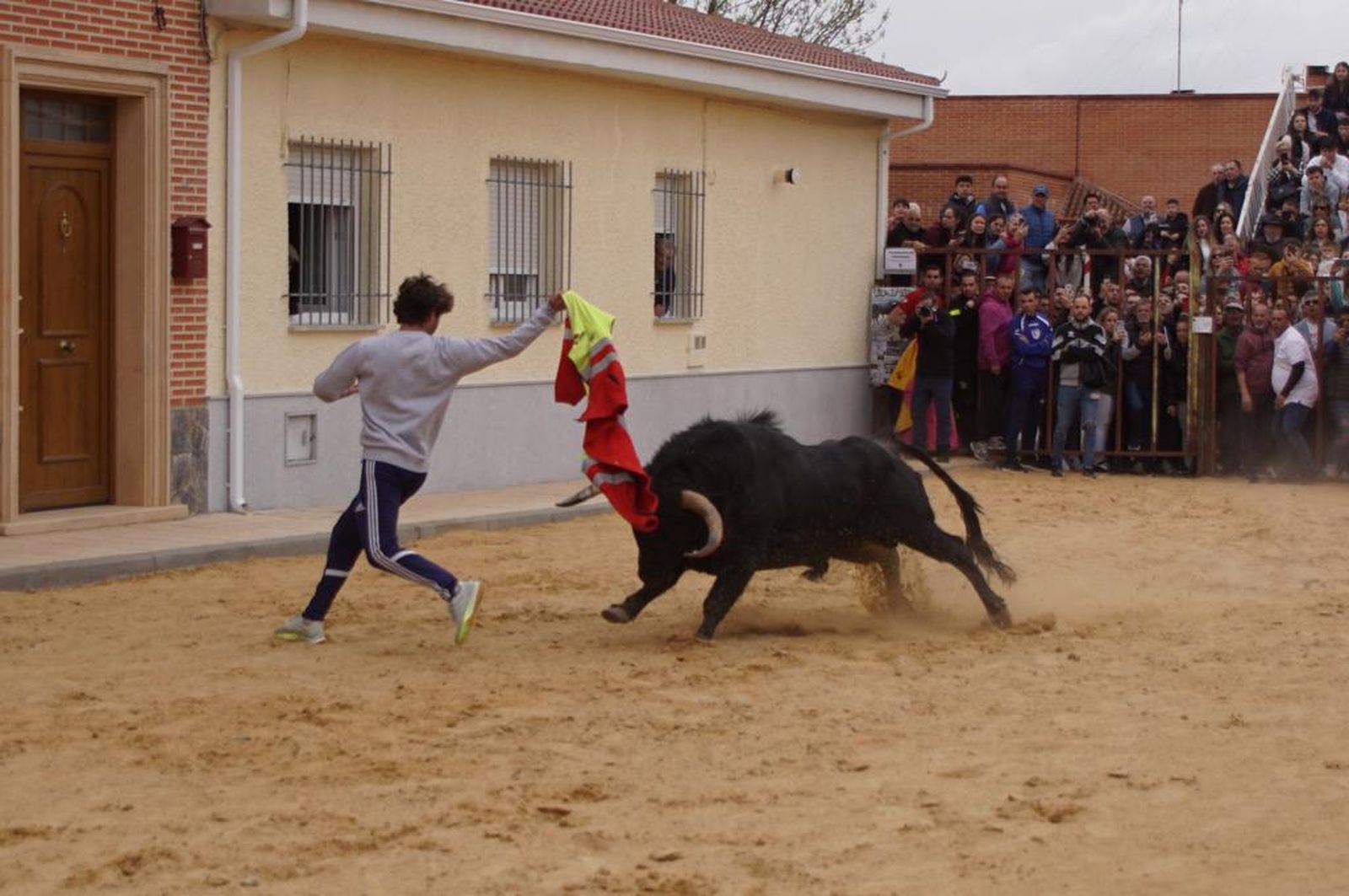 ambiente-y-participacion-durante-el-toro-del-voto-en-villoria-suelta-de-dos-toros-del-cajon-foto-juanes-16