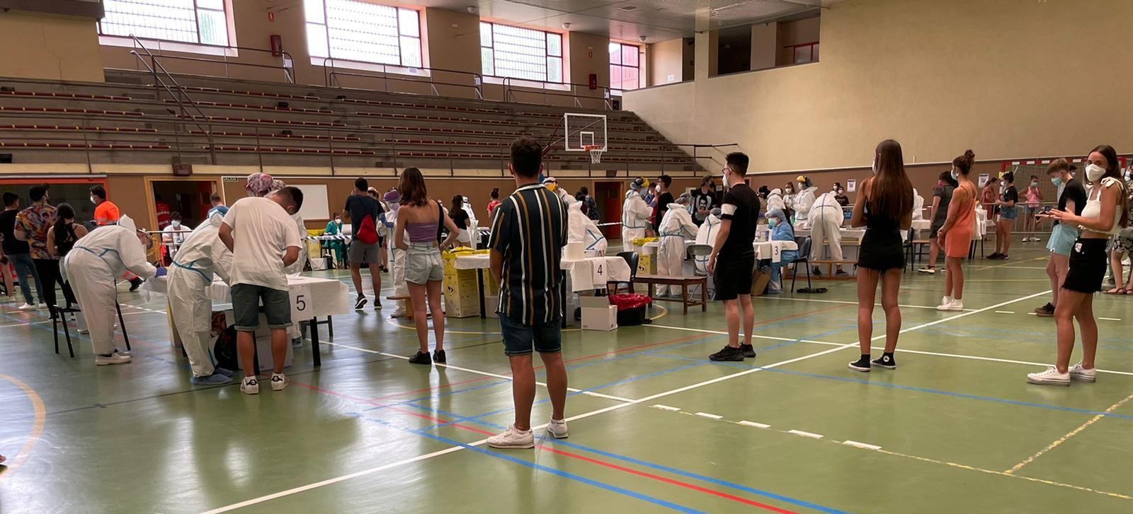 jovenes-en-el-interior-del-polideportivo-2