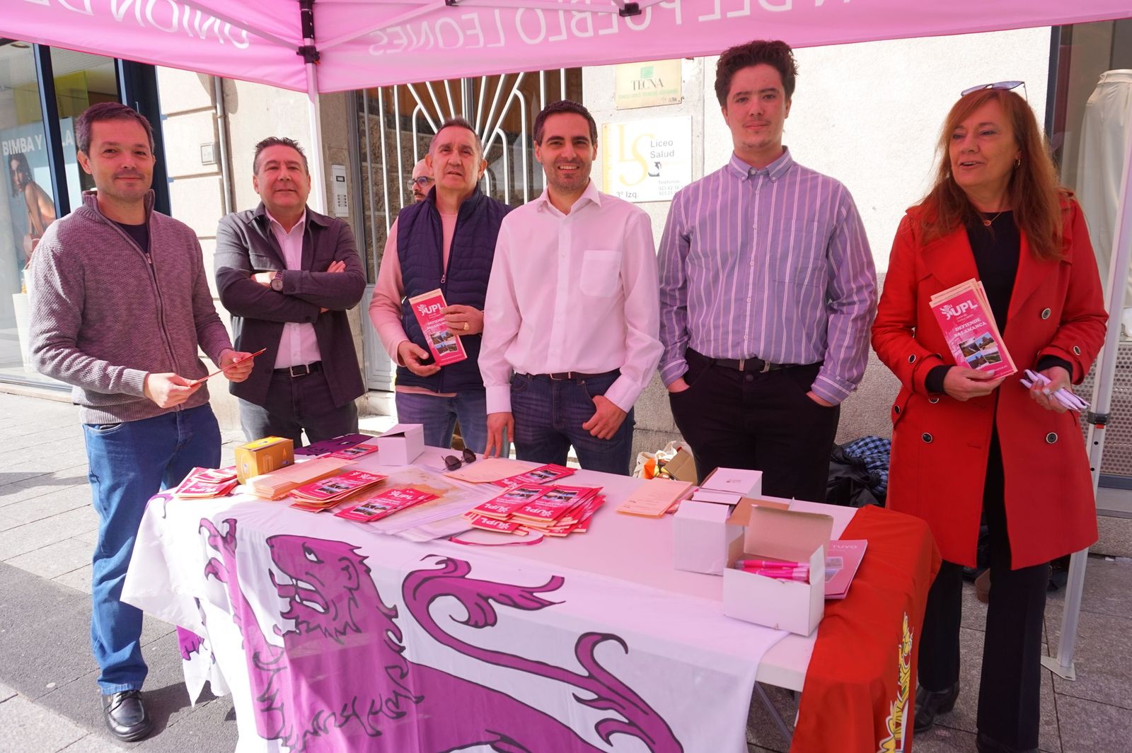 Luis Mariano Delgado visita la carpa de campaña de UPL en Salamanca
