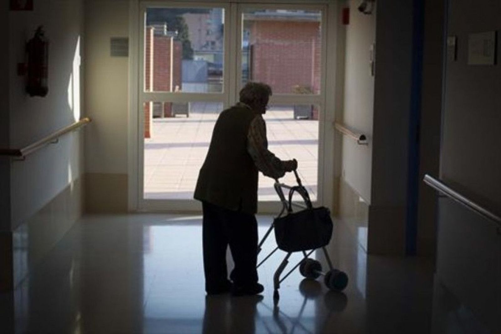 Un mayor en el interior de una residencia