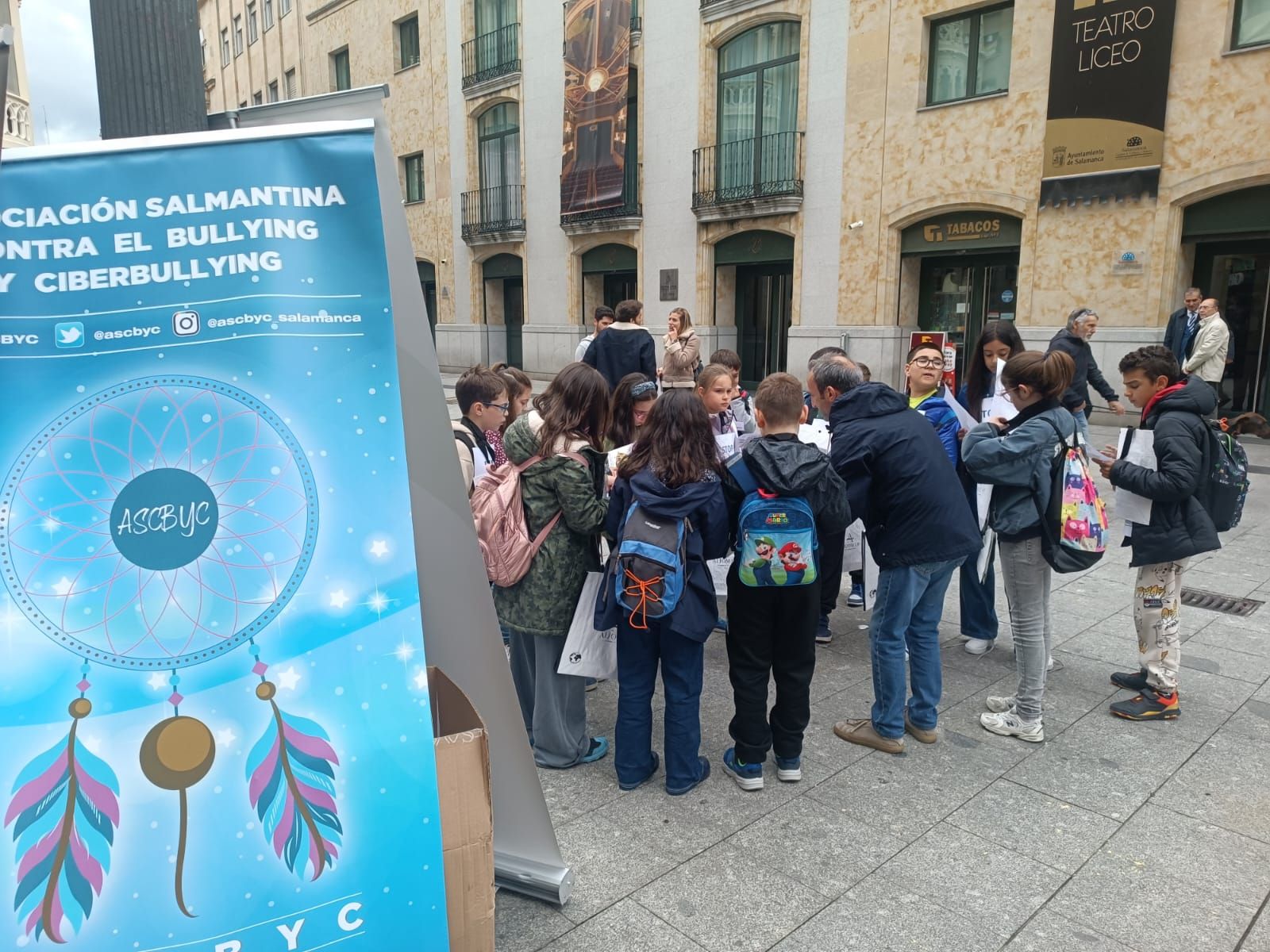 Más de 150 escolares se unen contra el bullying en una gymkana por el centro de Salamanca
