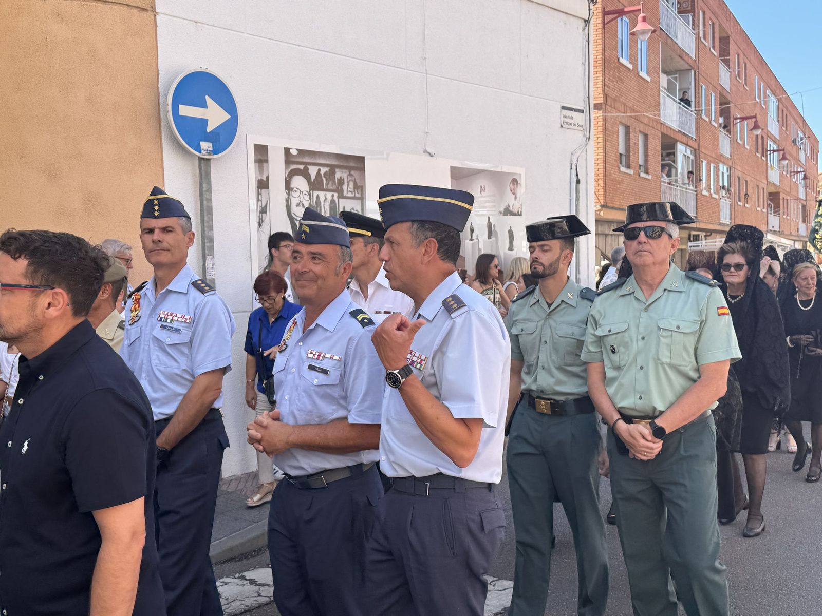 Misa solemne en honor a Santa Marta y a continuación procesión y vino español en el paseo fluvial.