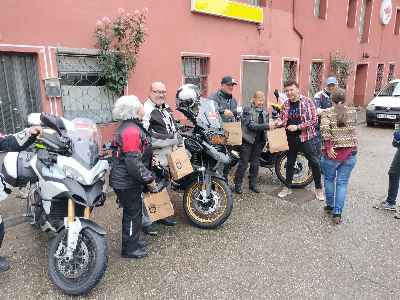 El concejal del Ayuntamiento de Guijuelo, Roberto H Garabaya entrega un detalle a los moteros
