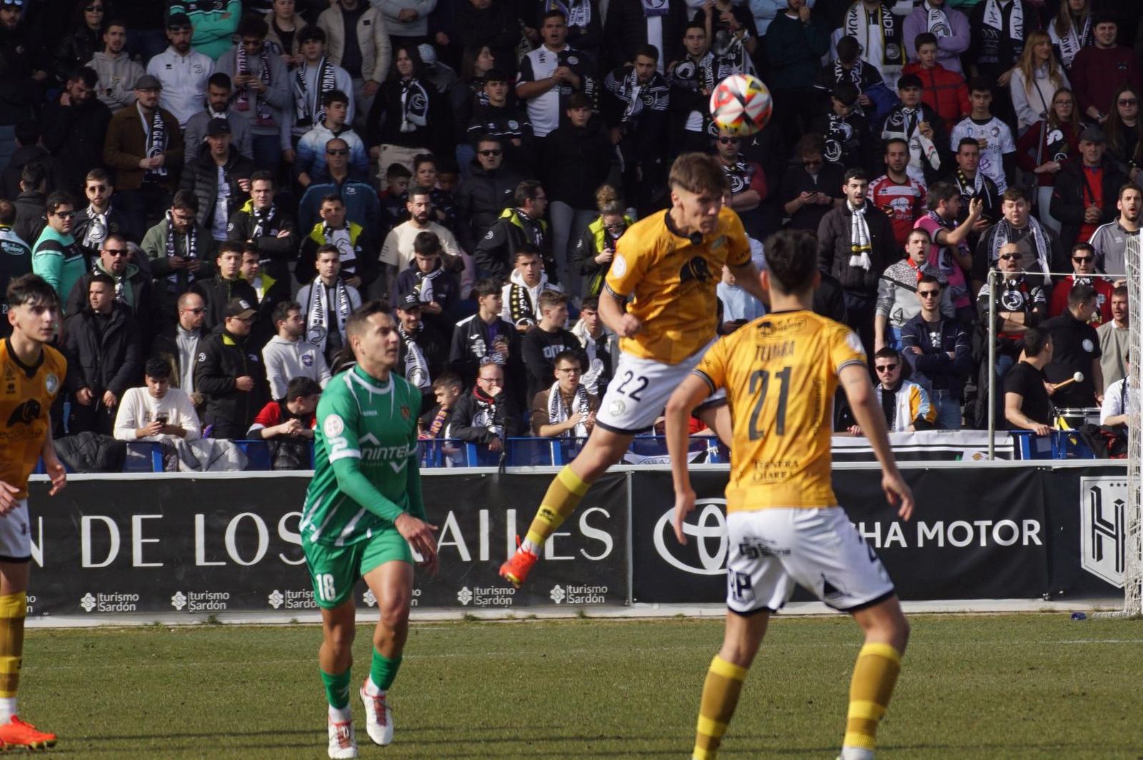Carlos Giménez despeja con la cabeza ante el Cornellá | FOTO JUANES
