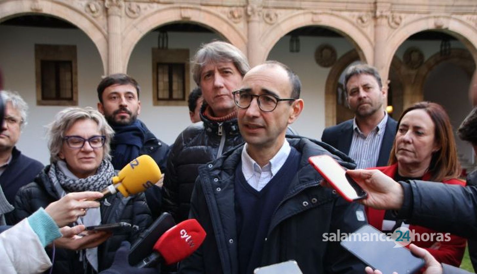 Carlos Martínez, atiende a los medios de comunicación junto a David Serrada, antes del encuentro con la militancia Carlos Martínez, atiende a los medios de comunicación junto a David Serrada, antes del encuentro con la militancia