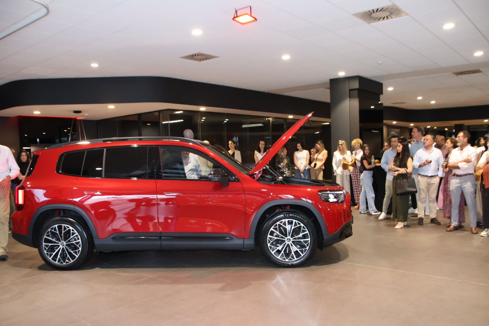 Presentación dos coches en la mercedes