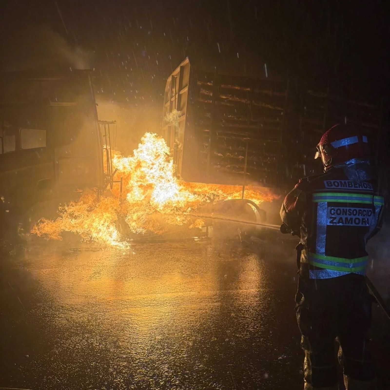 GALERÍA | Arde un camión en la A-52 en Zamora