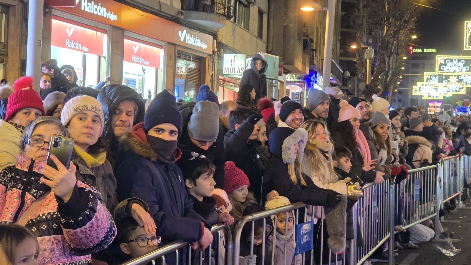 Niños y mayores viven con ansia el paso de la Cabalgata de Salamanca 2026