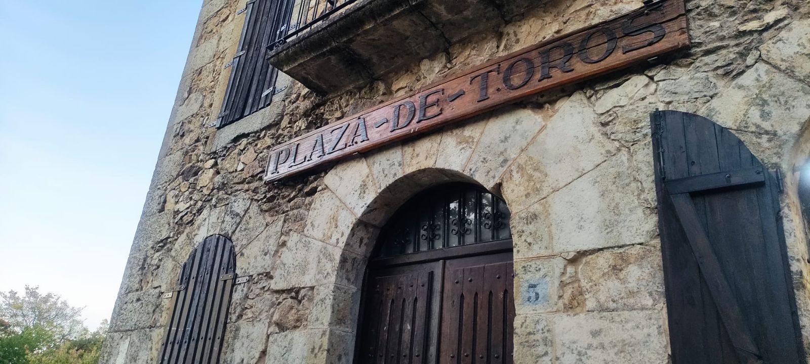 Plaza de toros El Castañar junto al Santuario de la Virgen del Castañar, en Béjar. Foto de archivo