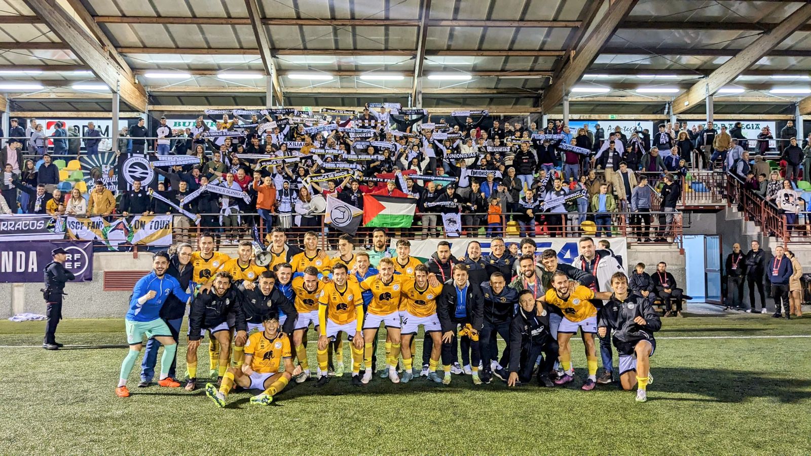 Los jugadores de Unionistas celebran con la afición el pase de eliminatoria en Gernika | FOTO UNIONISTAS CF