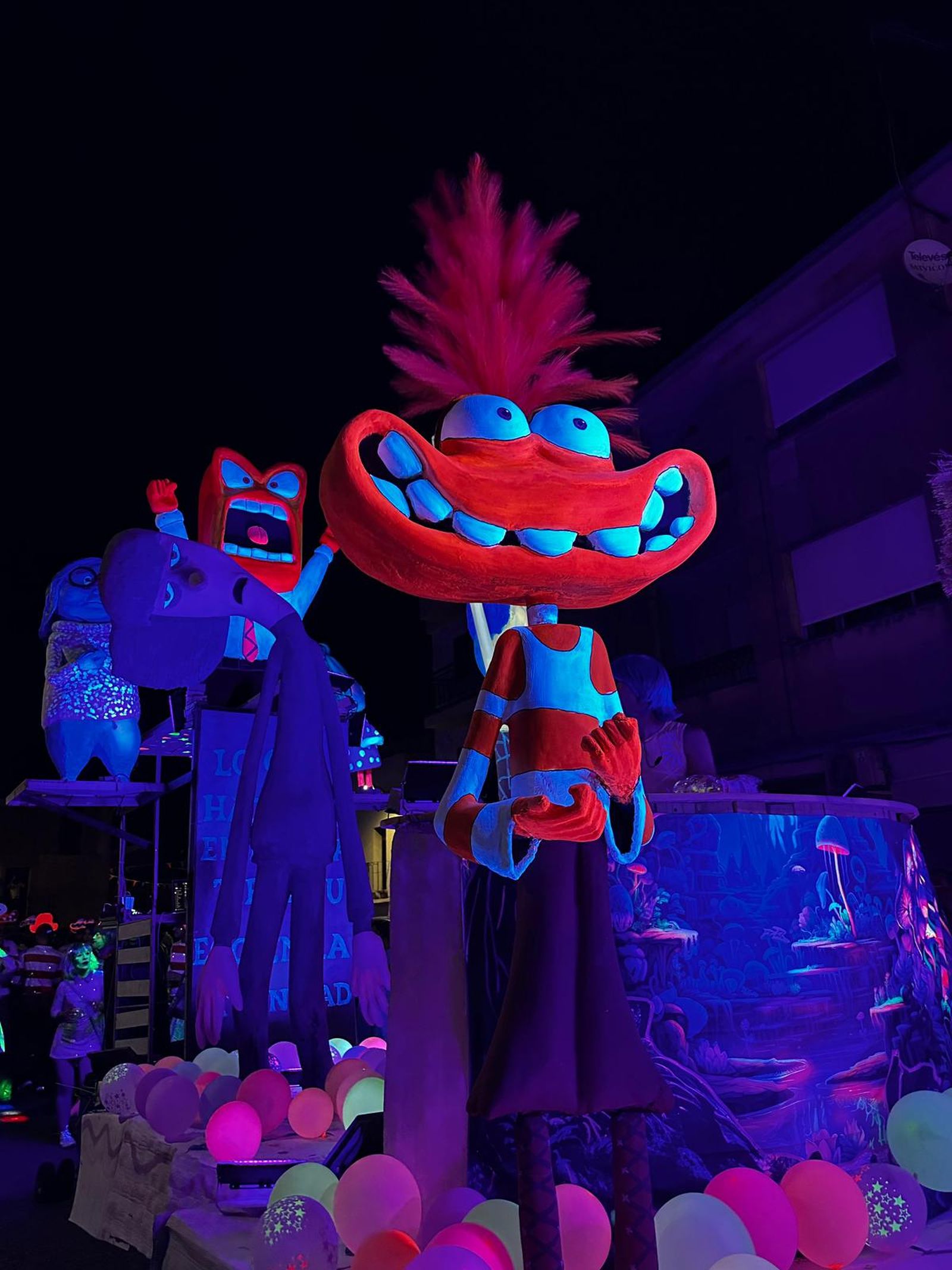 El desfile de carrozas de Aldeadávila vuelve a llenar de luz y color las calles en sus fiestas