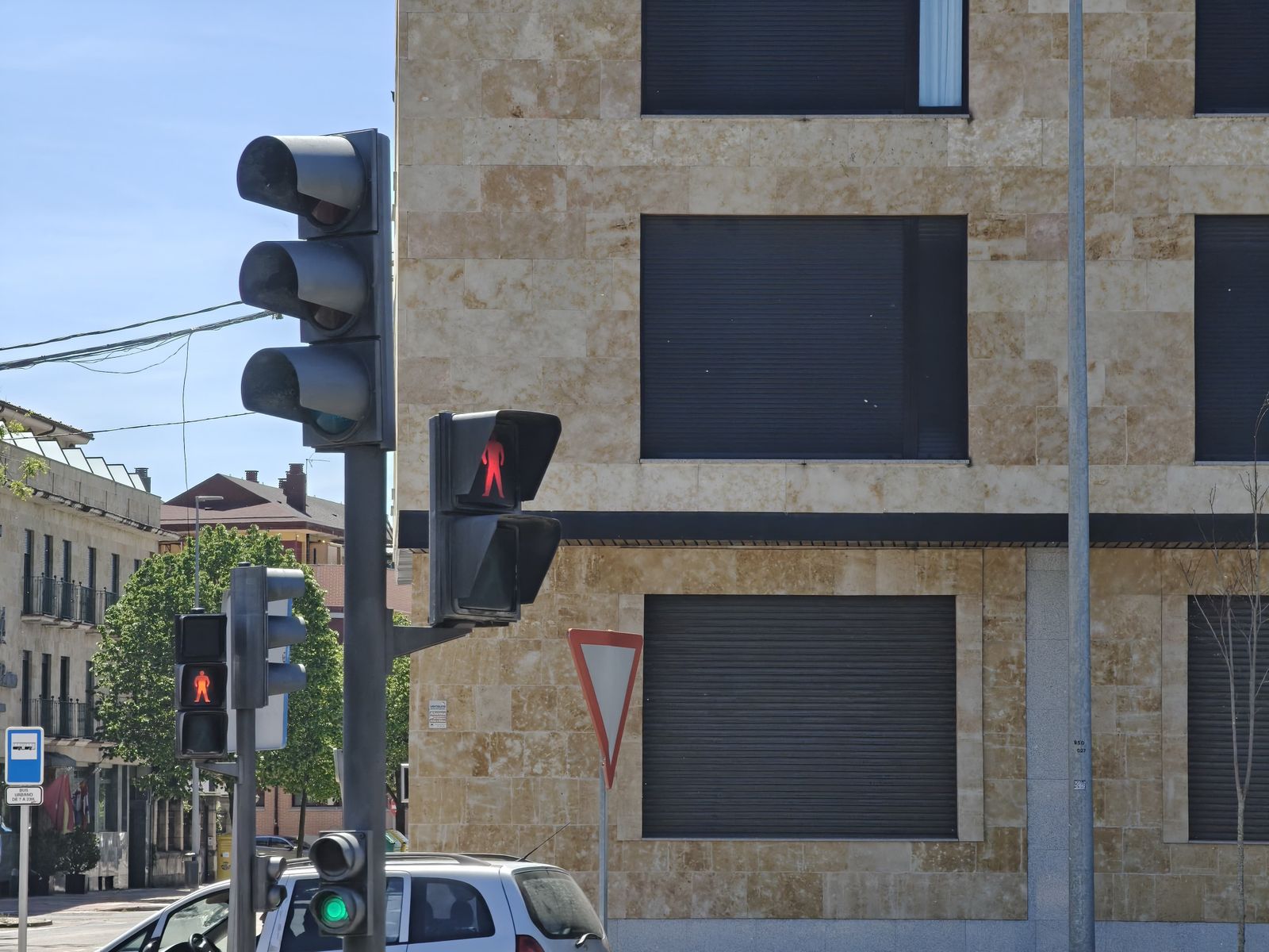 Imagen de un semáforo, pocos minutos después de la vuelta del suministro eléctrico Imagen de un semáforo, pocos minutos después de la vuelta del suministro eléctrico