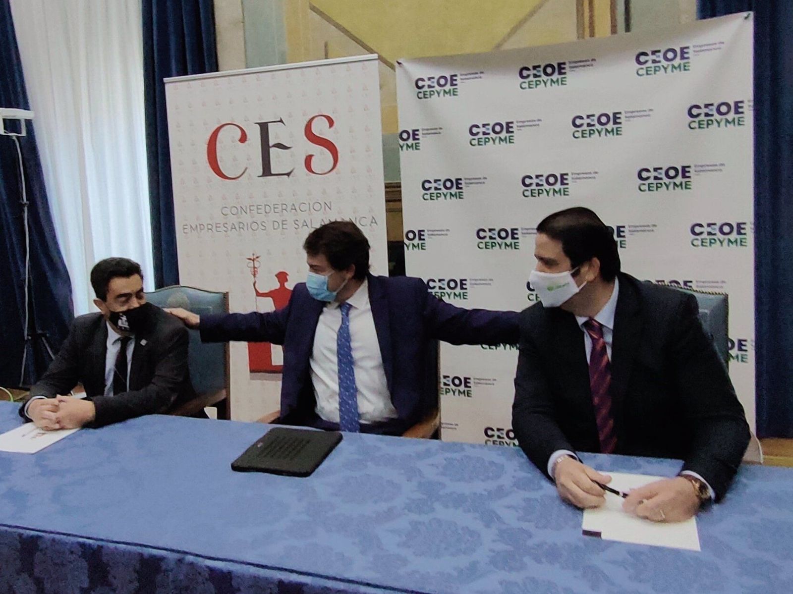 Mañueco, junto a los presidentes de CES, José Vicente Martín (i), y de CEOE Cepyme Salamanca, David García (D).   EUROPA PRESS