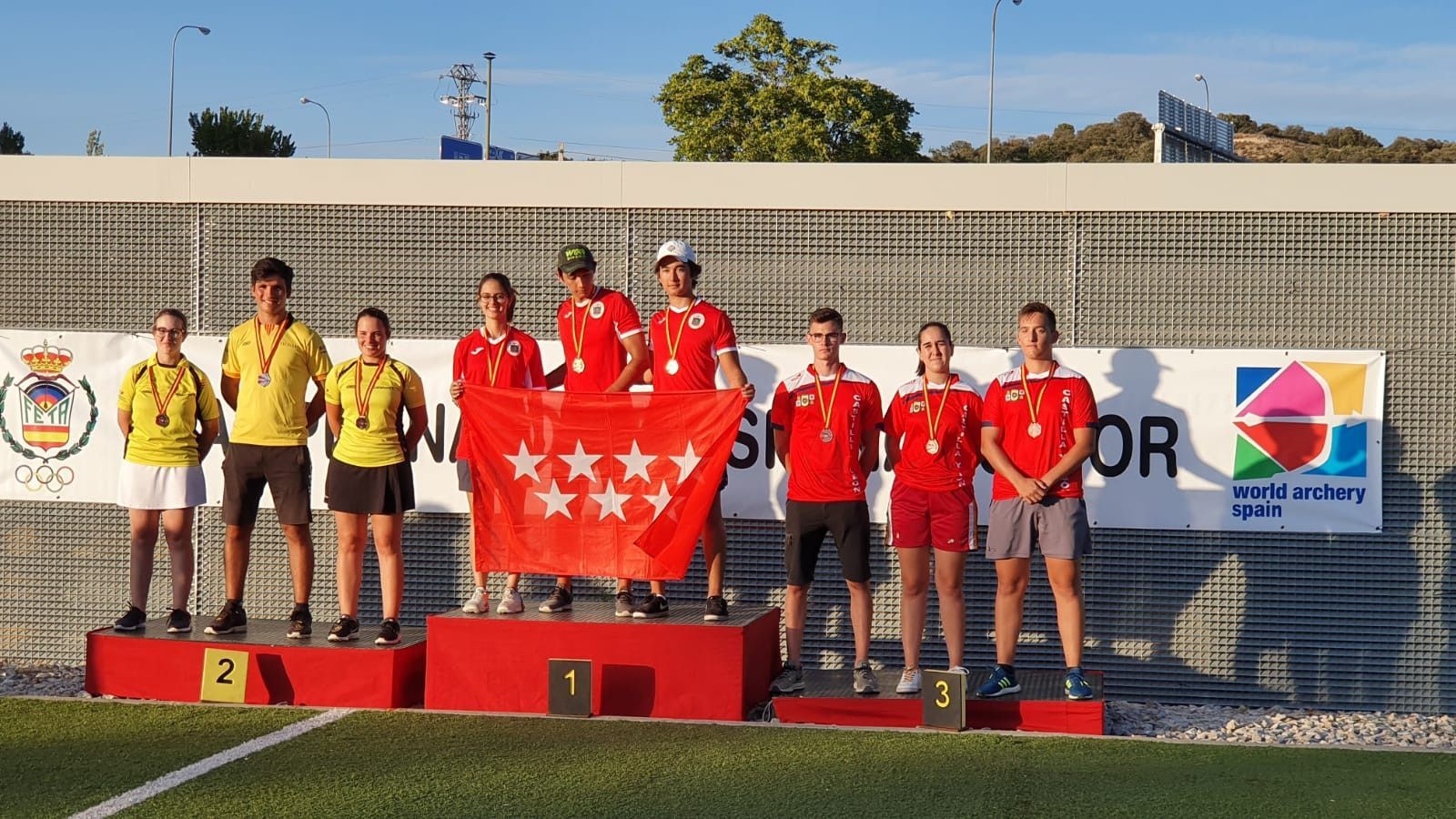 Podium de los euipos autonómicos con Laura en el tercer lugar del cajón