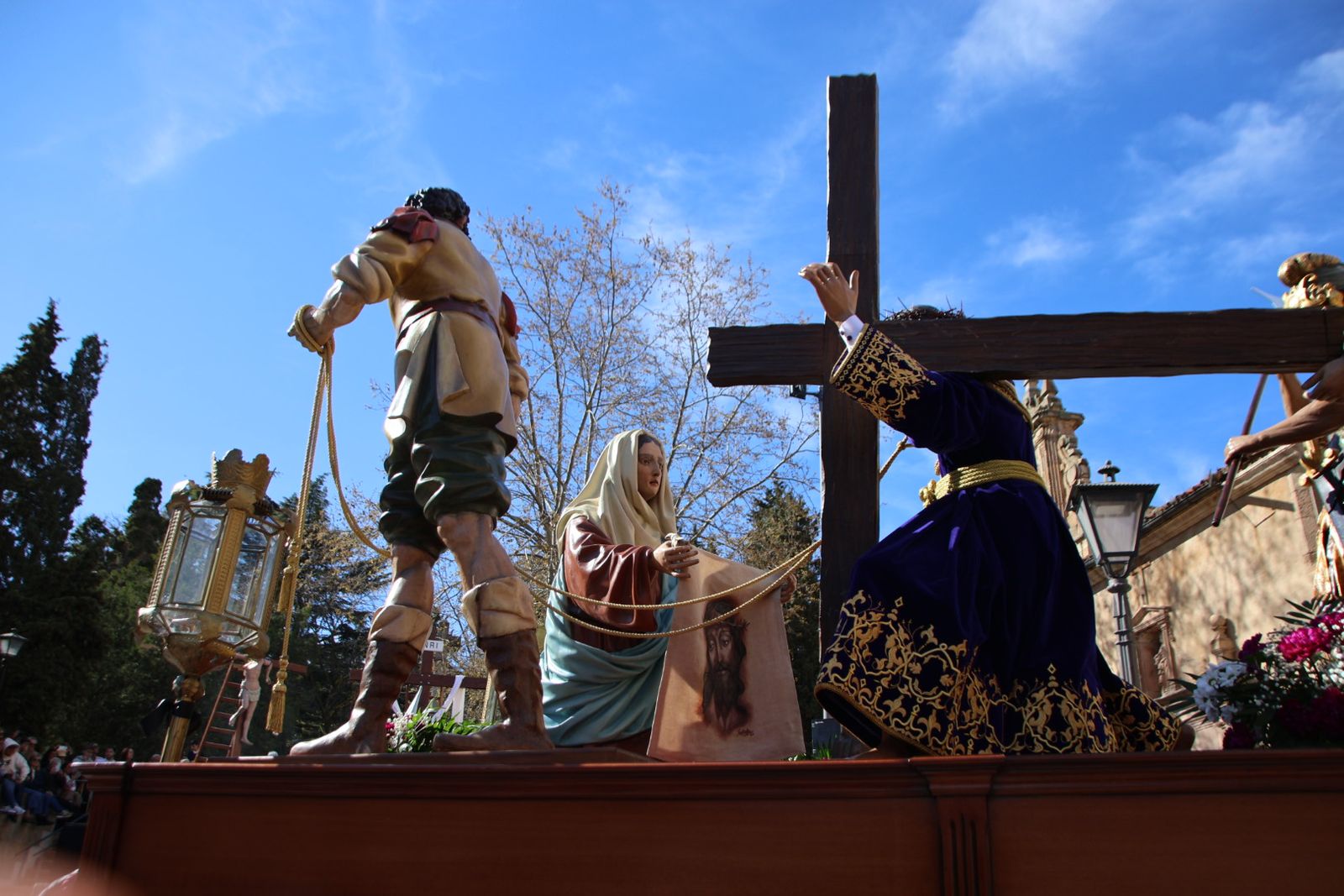 La devoción por el Santo Entierro llena de fe y pasión las calles de Salamanca