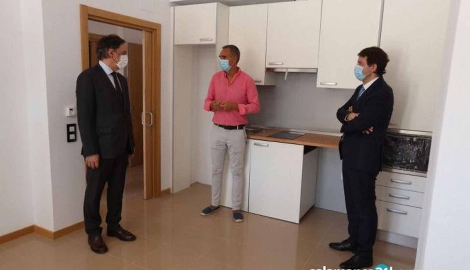 Carlos García Carbayo, alcalde de Salamanca, y Alfonso Fernández Mañueco, presidente de Castilla y León, visitan una vivienda de protección oficial en Salamanca. Foto SALAMANCA24HORAS. Carlos García Carbayo, alcalde de Salamanca, y Alfonso Fernández Mañueco, presidente de Castilla y León, visitan una vivienda de protección oficial en Salamanca. Foto SALAMANCA24HORAS.