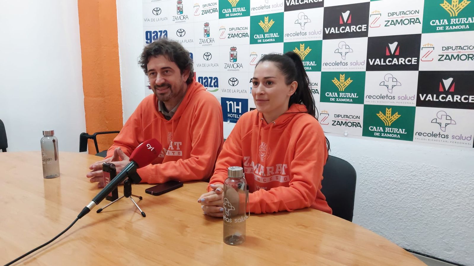 Ricardo Vasconcelos y Joana Soeiro en rueda de prensa
