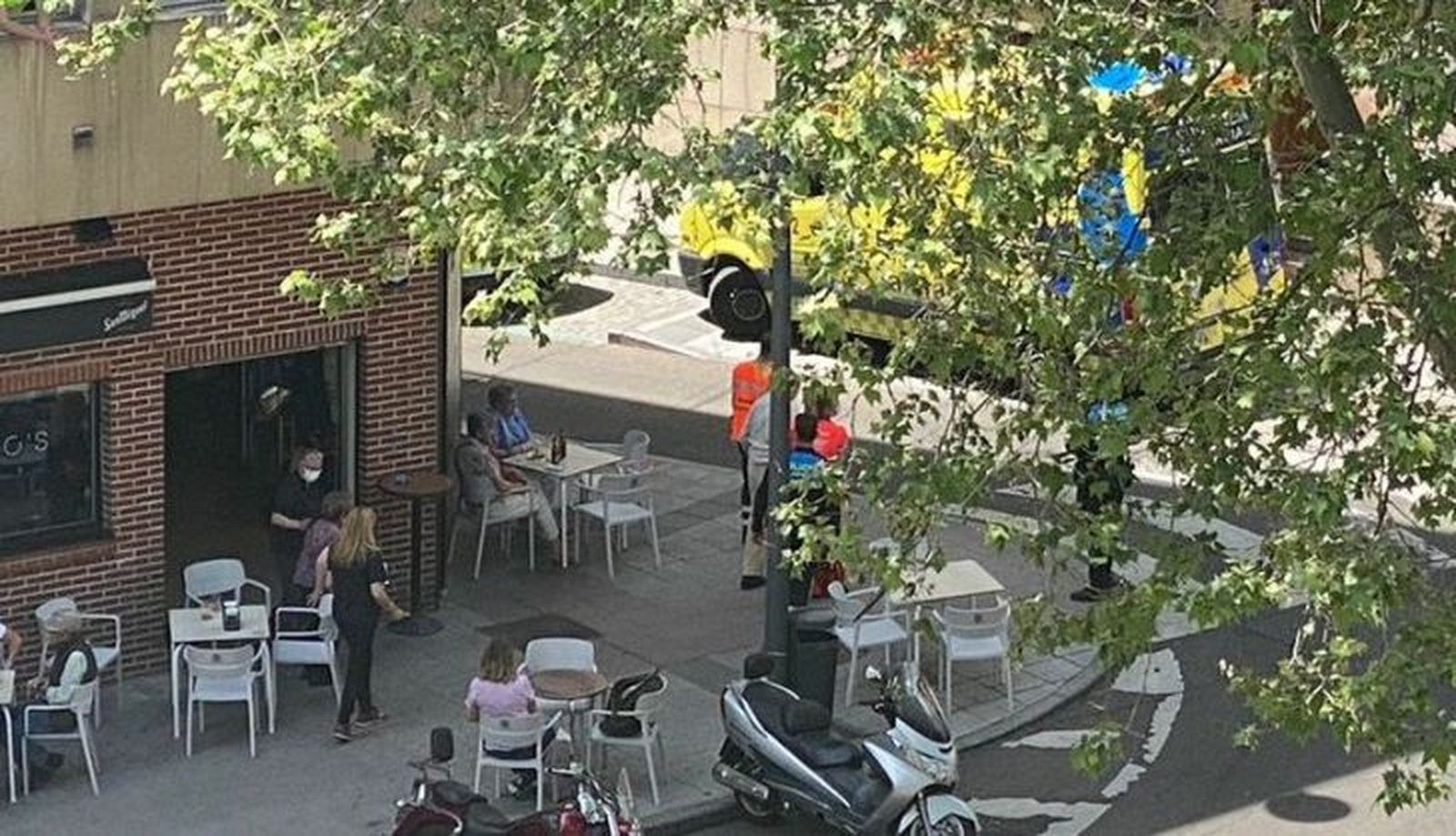 Policía Local y sanitarios atienden al hombre indispuesto en la terraza (2)