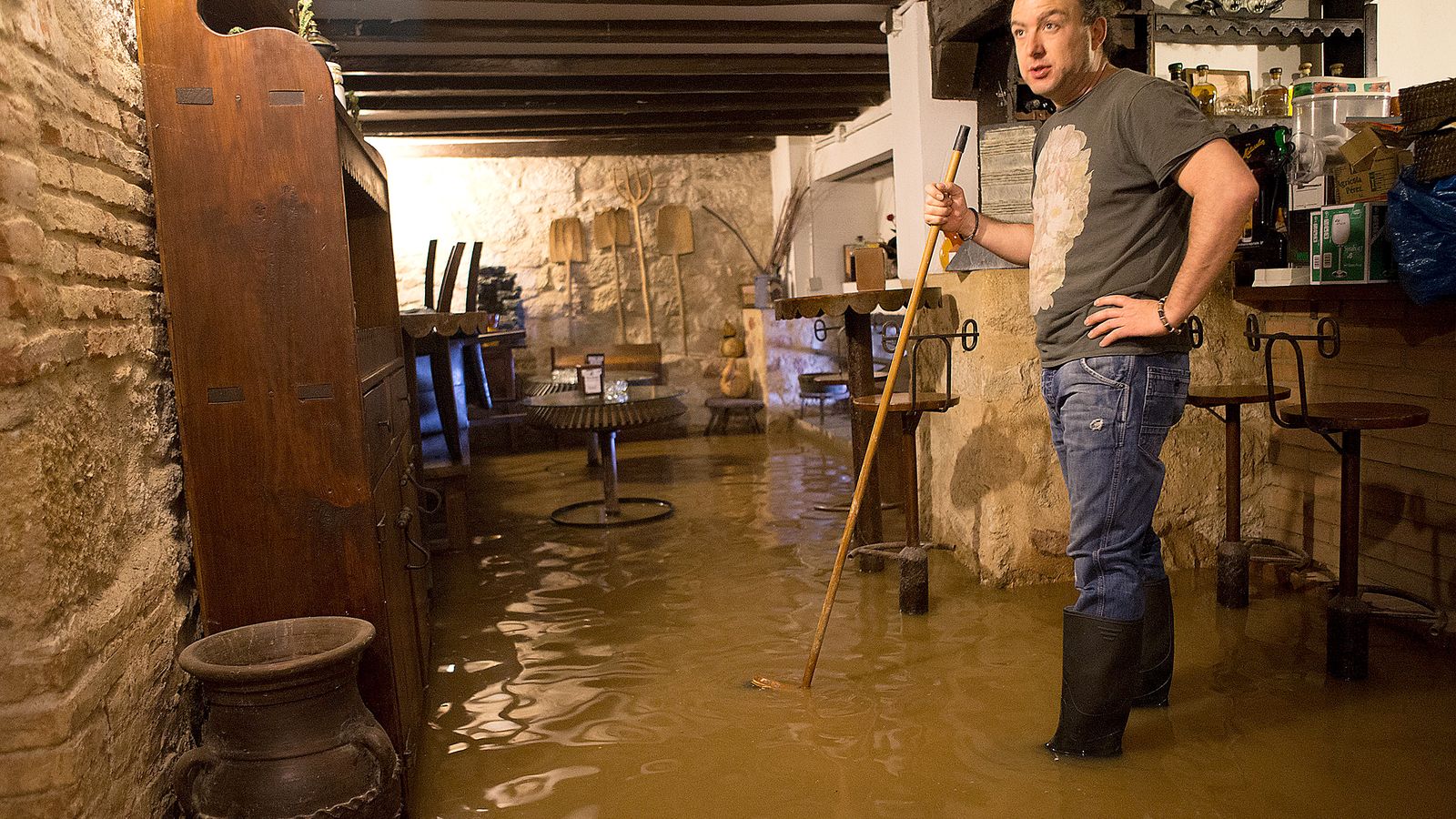 Imagen del restaurante Las Aceñas inundando por la crecida del Duero el pasado 2013