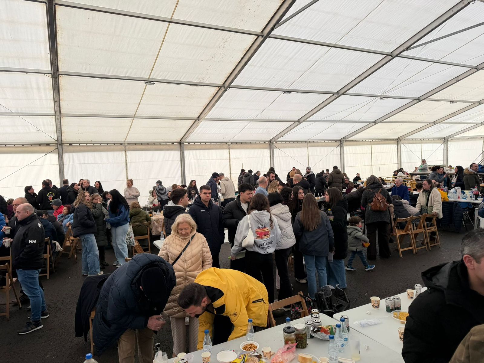 Comida solidaria de las peñas y los quintos 2026 en Villamayor