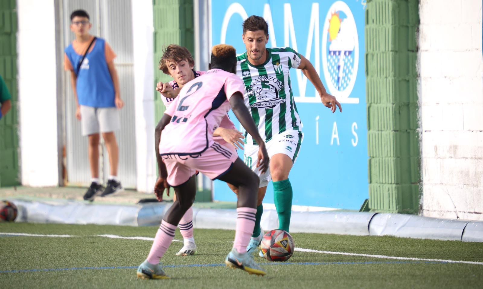Toti, ante el Oviedo Vetusta | FOTO CD GUIJUELO