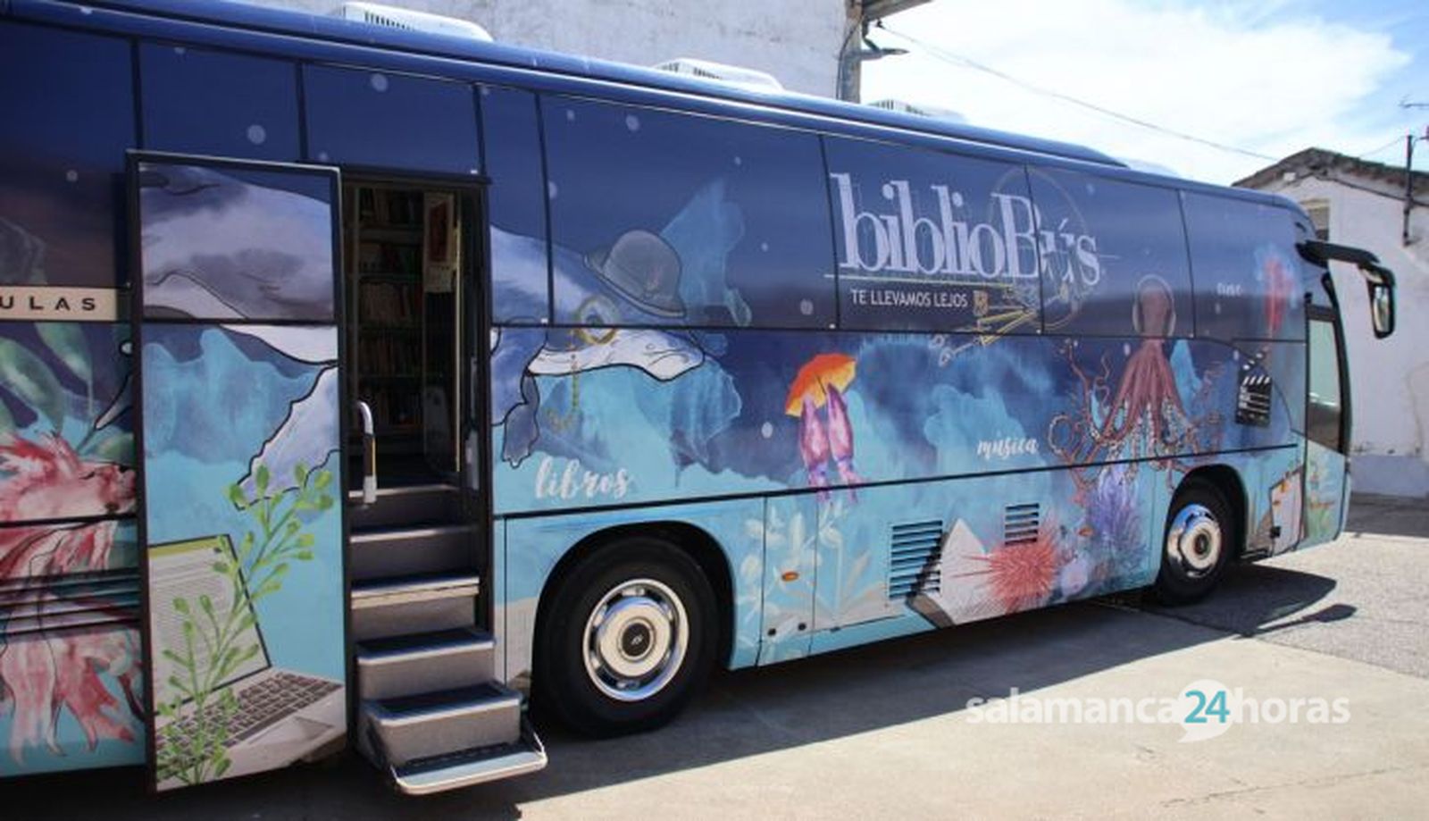 Bibliobús en Robliza de Cojos. Fotos Andrea M. 