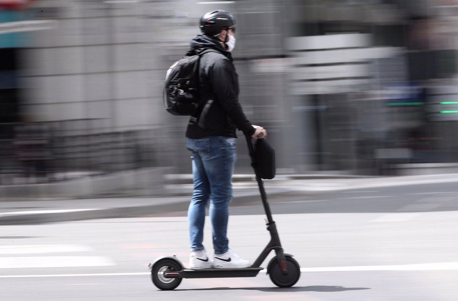 Muere un hombre de 25 años que conducía un patinete eléctrico tras chocar con un taxi en Barcelona