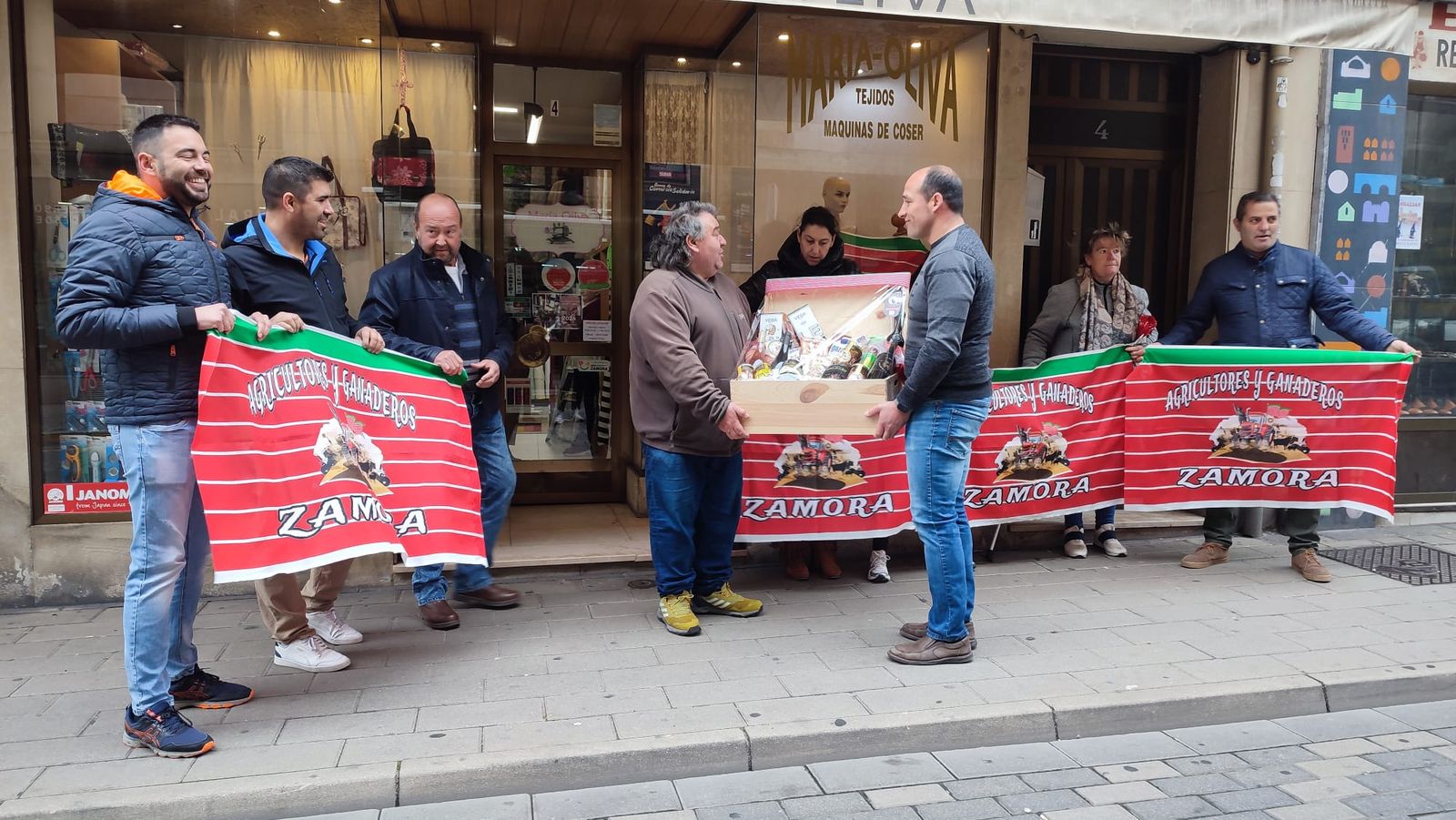 Agricultores le regalan una cesta a la propietaria de María Oliva (2)