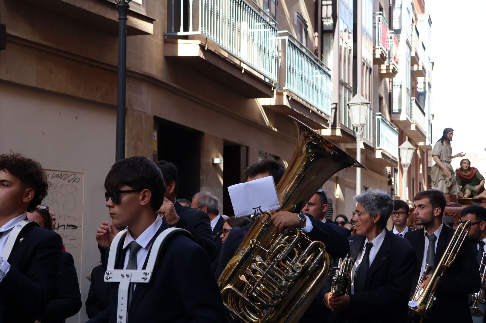 La Exaltación de la Cruz procesiona por las calles de Zamora rumbo a la carpa de San Bernabé