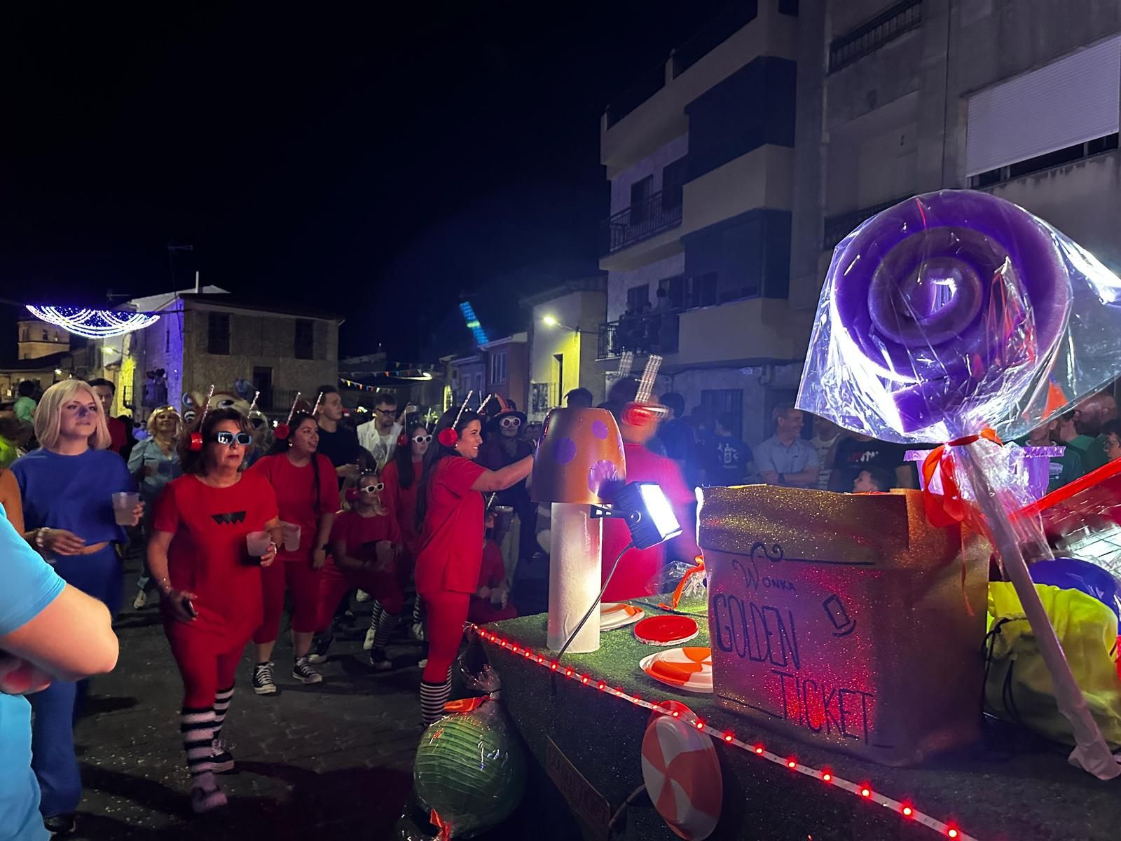 El desfile de carrozas de Aldeadávila vuelve a llenar de luz y color las calles en sus fiestas