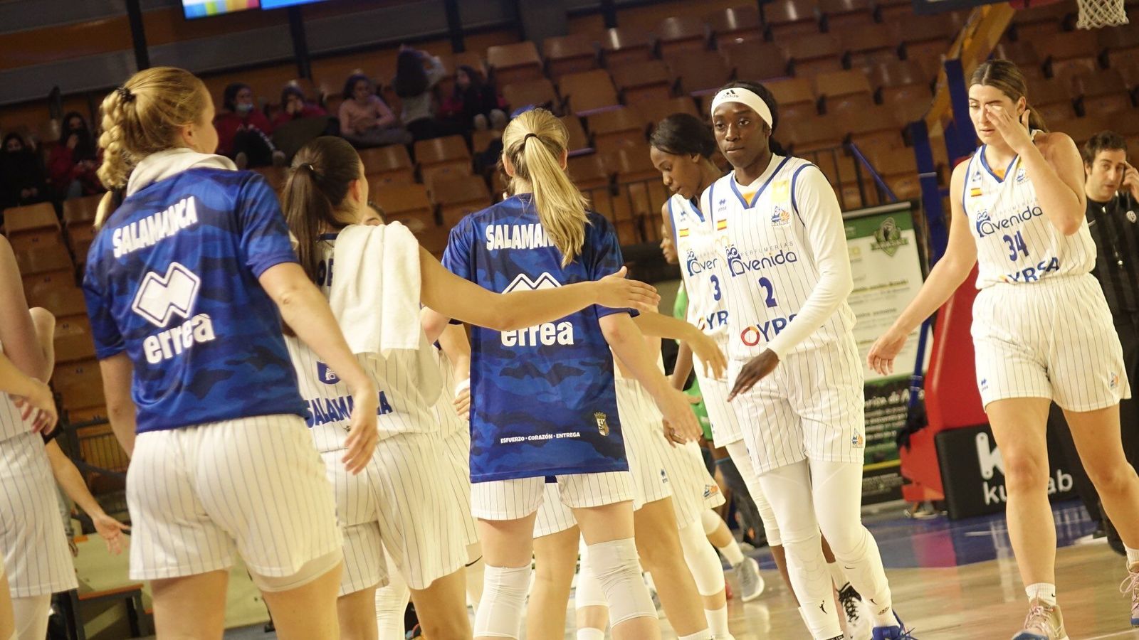 Las jugadores de CB Avenida se animan en un tiempo muerto / FOTO CB AVENIDA