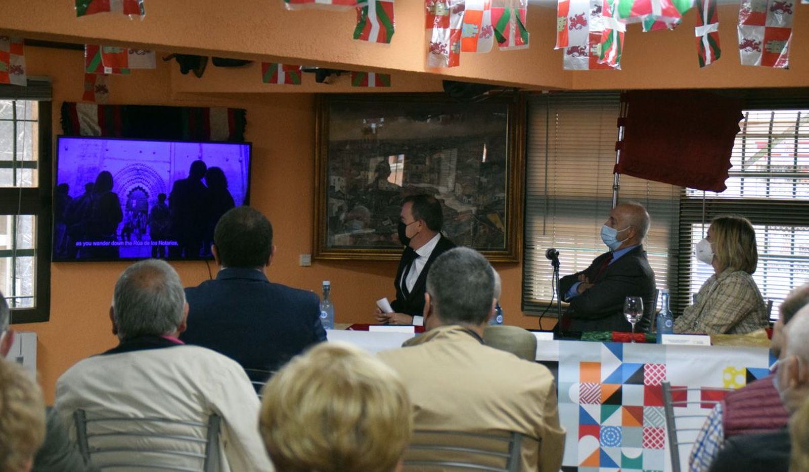 Los asistentes visualizan un vídeo sobre Fromago