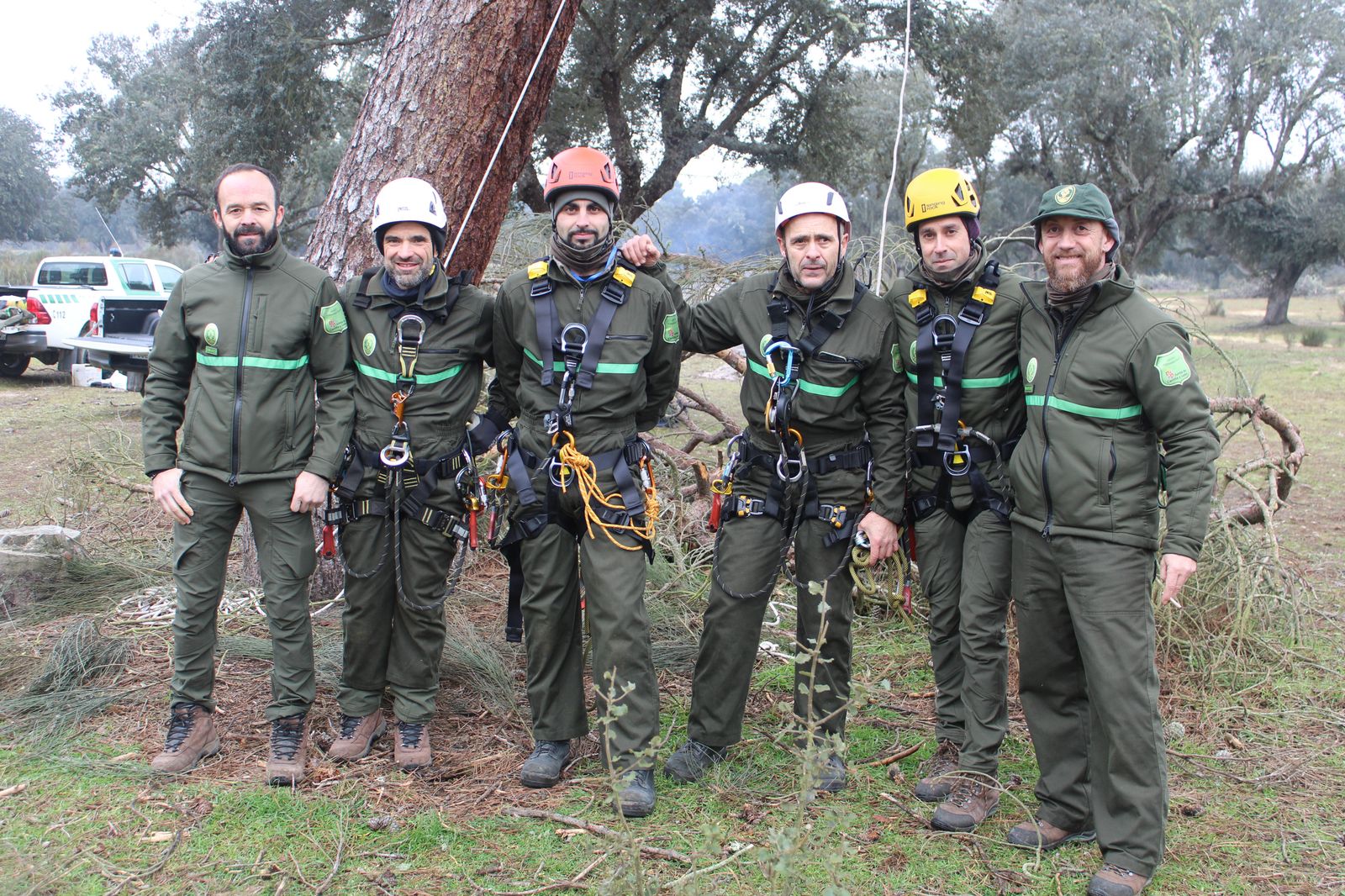 grupo-de-intervenciones-en-altura-reparacion-nido-cigueena-negra-en-espeja-1