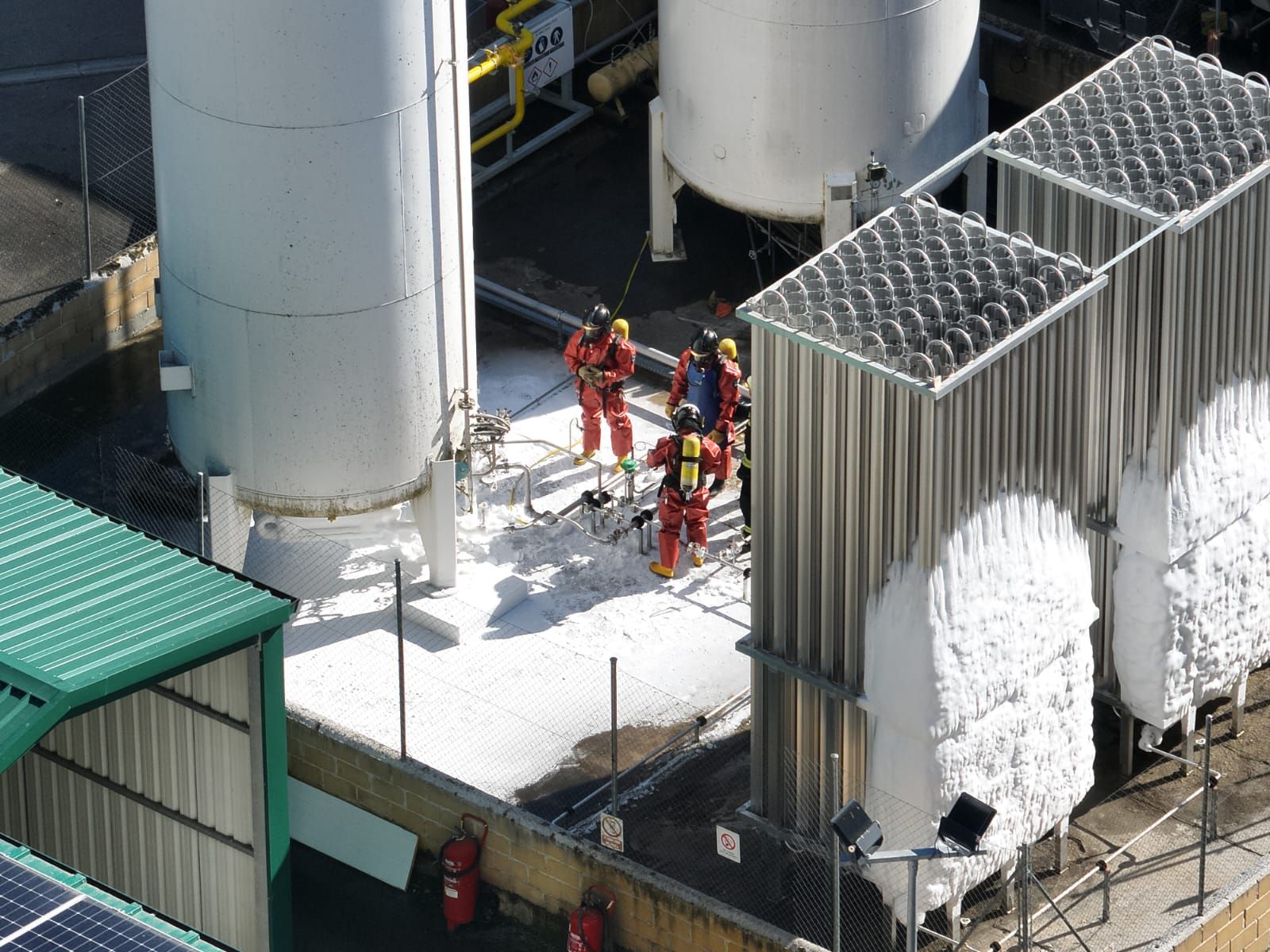 Labores de la UME para sellar la fuga de gas natural licuado en El Navazo