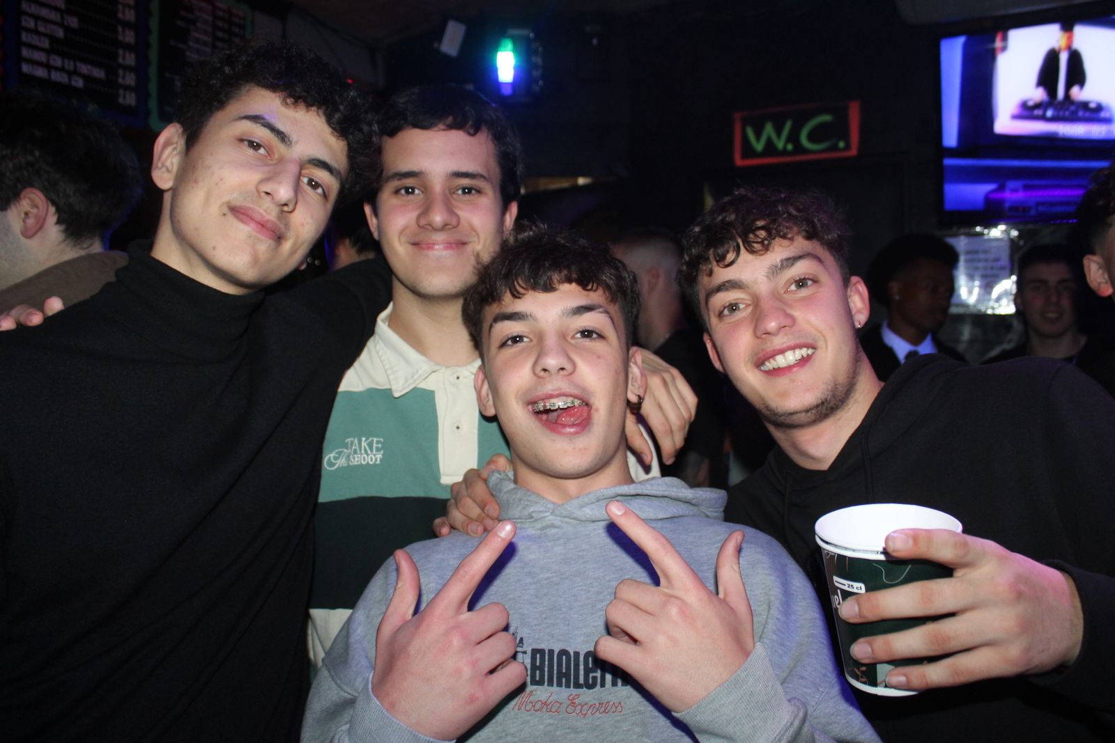 El Fin de Año Universitario continua por los bares de la capital del Tormes tras las doce campanadas